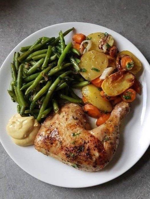 Chicken thighs and vegetables in the oven